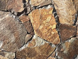 Kamień nieregularny (dzikówka) NR5 PRZEBARWIANY 0 – Hurtownia Kamienia El-Pol