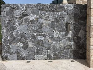 Kamień Rock Face Rock Face Evenos Black 15 – Hurtownia Kamienia El-Pol